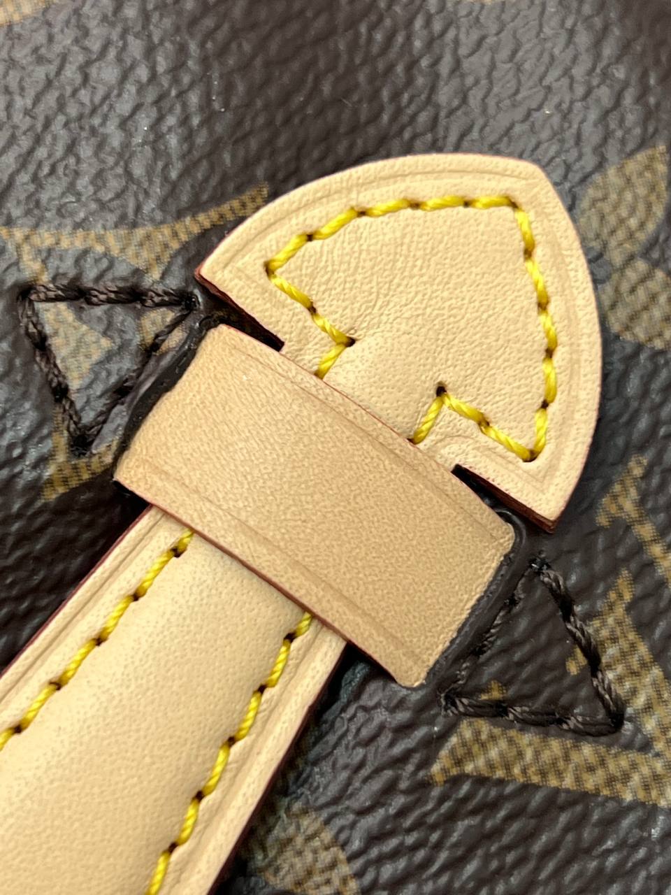 Сумка Louis Vuitton Bumbag из классической канвы Monogram с кожаной нашивкой